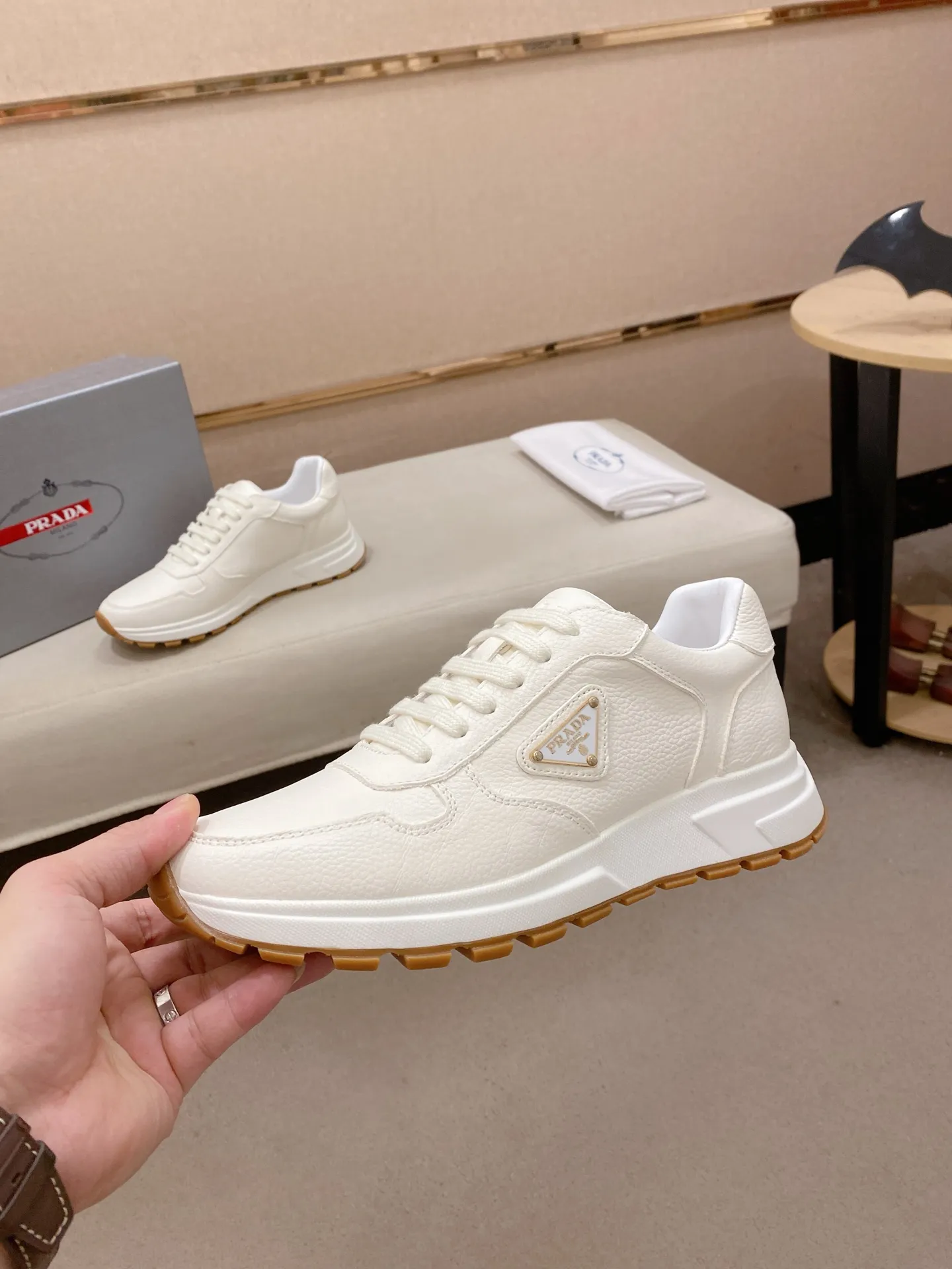 Factory price 560💰(High version) New Prada (Prada) high-top counters are on the market at the same time, new men's shoes, 😘fabrics are selected from waterproof technical cloth. First layer cowhide lining. 👍🏿Original molded anti-slip rubber outsole, with exquisite lines, simple and elegant, comfortable and high-end for leisure travel. Number of yards: 38 to 44. (Can be customized for 45.46.)